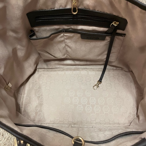 Michael Kors Snakeskin Stripe with MK Logo
Print Canvas Jet Set Travel Tote - Picture 7 of 9